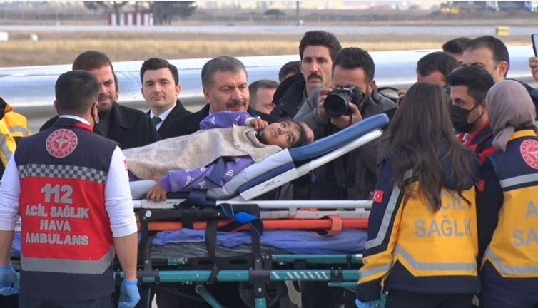 Filistinli 3 çocuk tedavi için Ankara'ya getirildi! Bakan Koca da karşılayanlar arasında