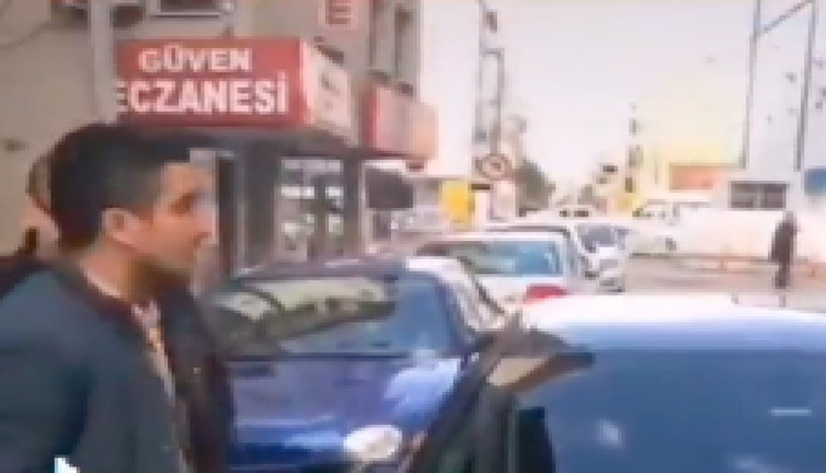 Yanlış yere park eden lüks aracı çizik içinde bıraktı, kaportaya adını yazdı