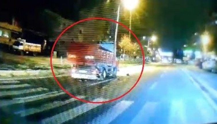 Anne kıza kamyonetin çarpma anı araç kamerasında