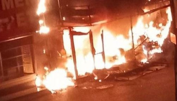 İşyerinin camlarını kırıp yaktılar