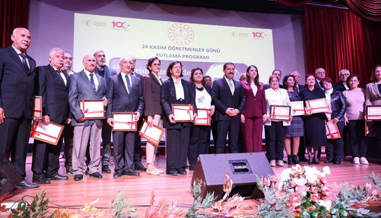 Deprem bölgesinde öğretmenler günü kutlaması