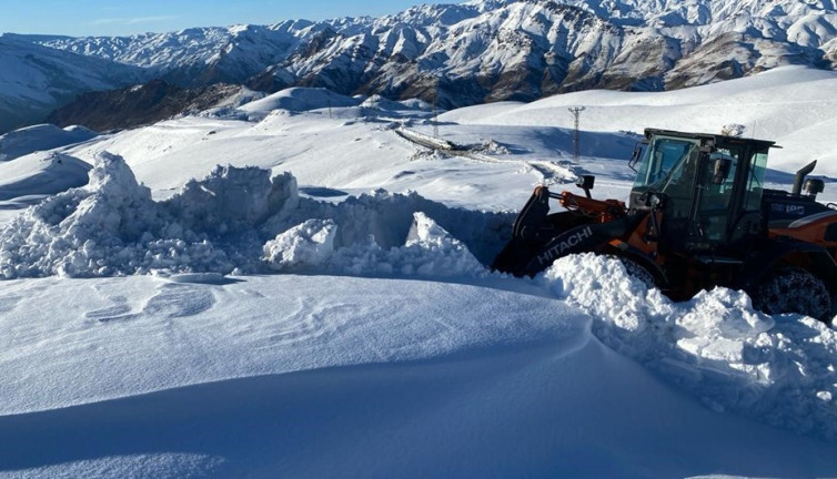 Şırnak'ta kar nedeni ile kapanan yollar açılmaya çalışılıyor