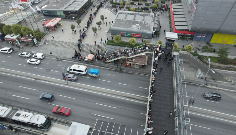 AVM önündeki kuyruğun ucu bucağı yok.Haberi alan koştu “her türlü savaşa hazırım” dedi