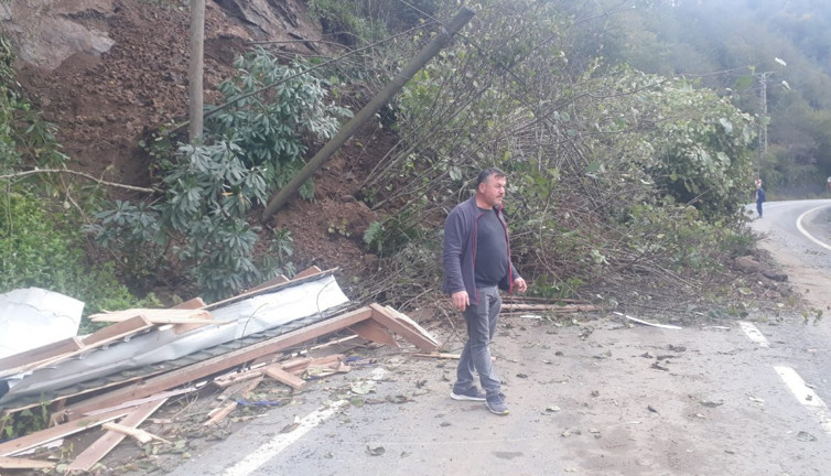 Rize'de heyelan! Toprak altında kalan boş durak yıkıldı