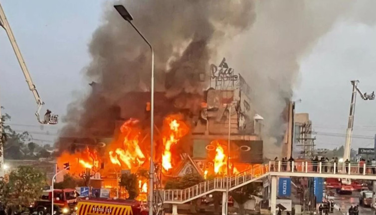 Pakistan’da AVM’de yangın. Ölü sayısı artıyor