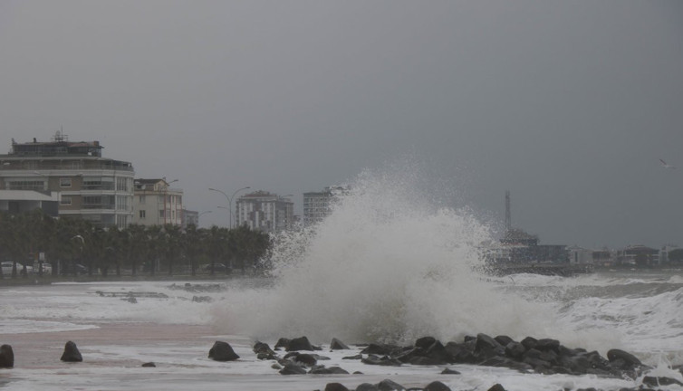 Karadeniz'e tam fırtına uyarısı! Meteoroloji saat verdi