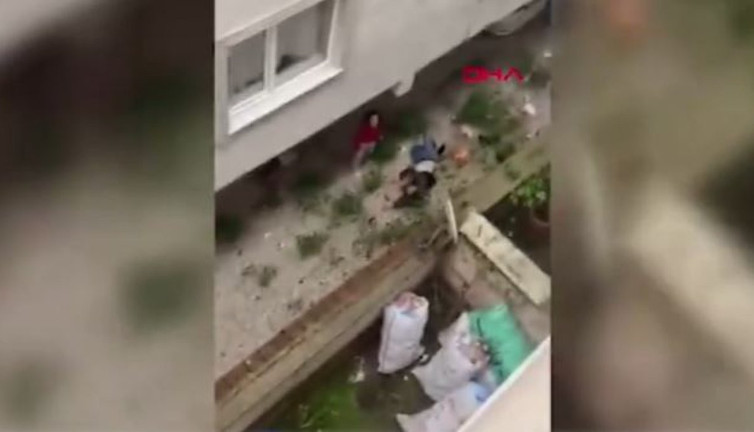 Kendisini aldattığını düşündüğü kocasını camdan atıp bıçakla başında bekledi