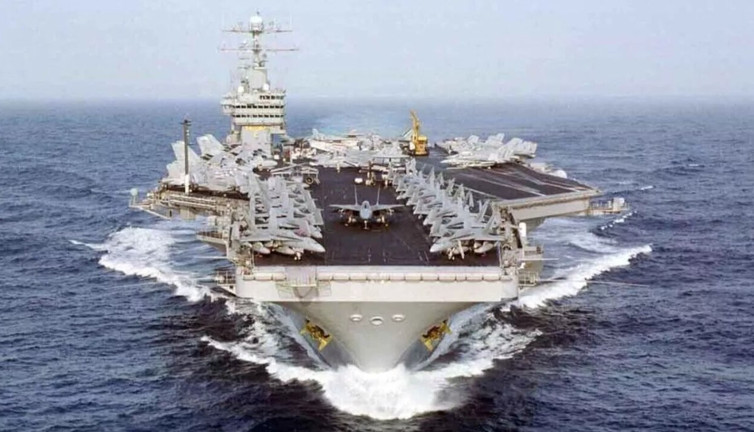 Basra Körfezi'nde sular ısınıyor. ABD uçak gemisi Eisenhower Hürmüz Boğazı'ndan geçti