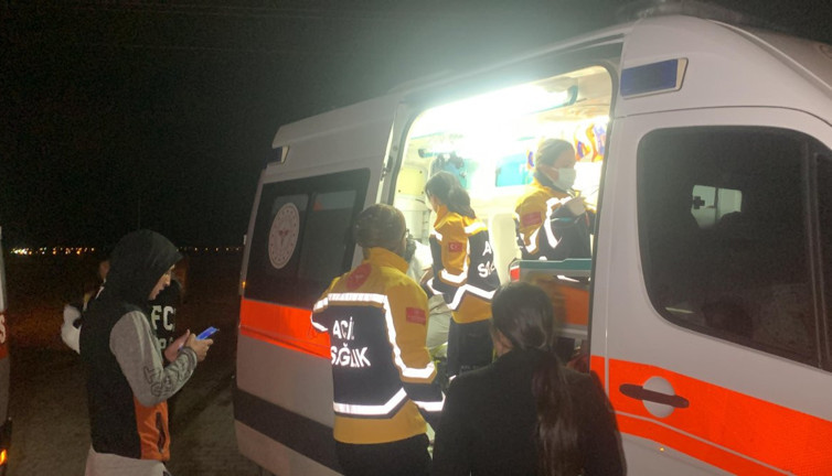 Gece yarısı çıkan apartman yangınında 3 kişi dumandan etkilendi