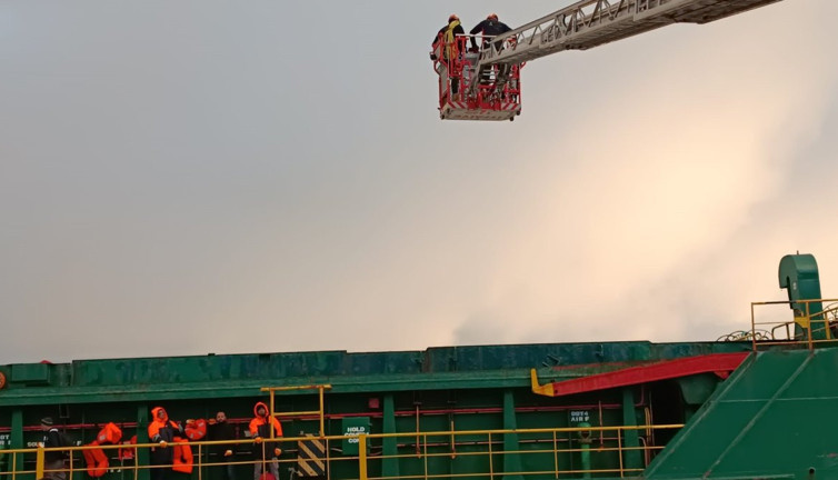 Kastamonu’da karaya oturan geminin mürettebatı kurtarıldı