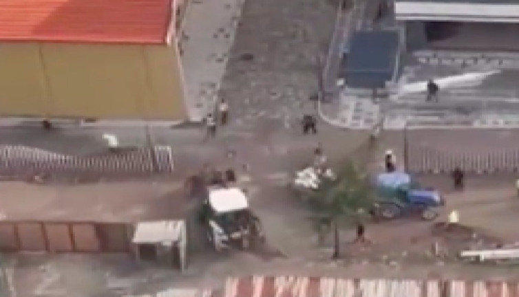 Sinirlenen kepçe operatörü çalışma arkadaşlarını kepçeyle kovaladı