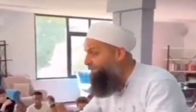 Bir hoca küçük çocuklara yaptığı konuşmayla gündem oldu: "Köpek bakılan evde bereket, huzur olmaz"