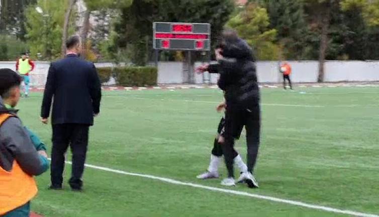 Teknik direktör kırmızı kart gören futbolcusuna tokat attı. Lig maçında skandal olay