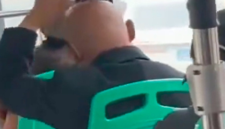 Olmayan saçını taradı