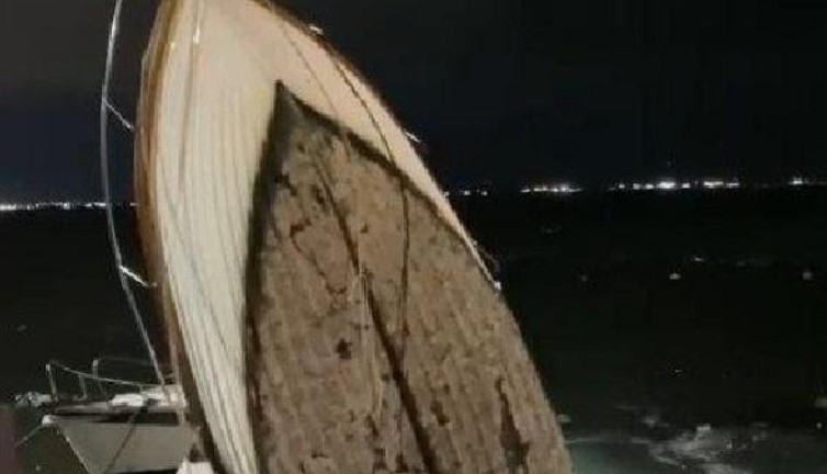 Kartal'da sahile dev dalgalar vurdu: Dragos Sahili'nde 1 tekne battı