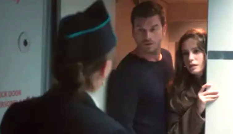 Kıvanç Tatlıtuğ ve Serenay Sarıkaya'nın uçak tuvaleti sahnesi dillere düştü