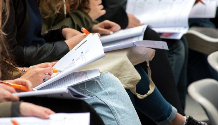 Eksi dokuz netle 4 yıllık üniversite. Türkçe'den eksi 7,5 net ile Türk Dili ve Edebiyatı bölümüne girdiler