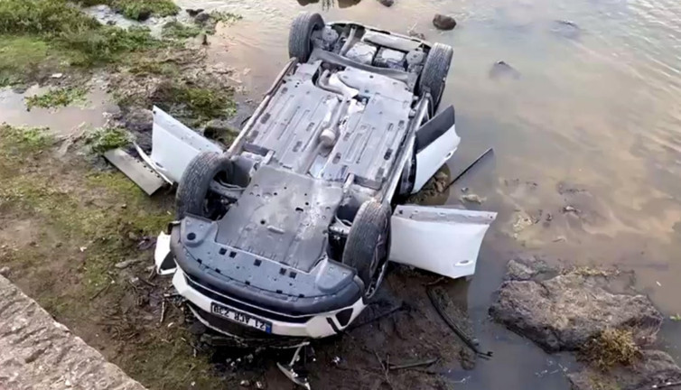 Otomobil dere yatağına devrildi. Sürücü yaralandı