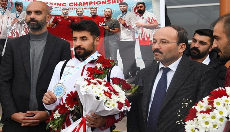 Dünya şampiyonluğunu kıl payı kaçıran Cebrail Erzurum'da