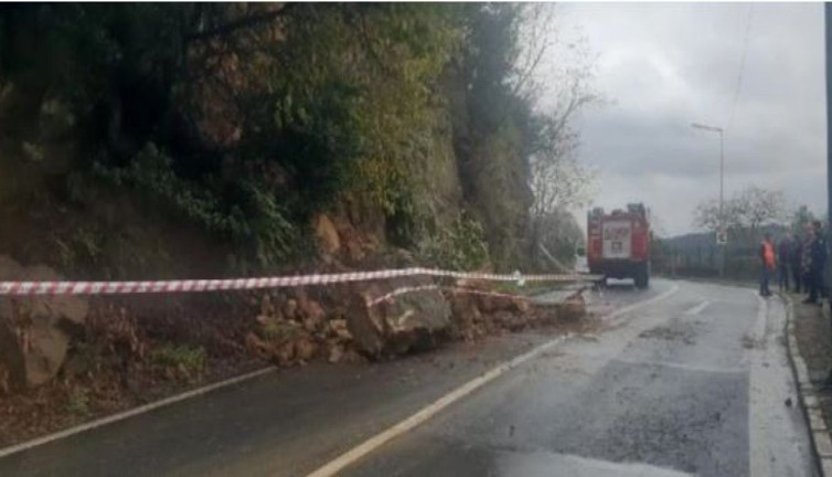 Sarıyer’de yola kaya parçası düştü