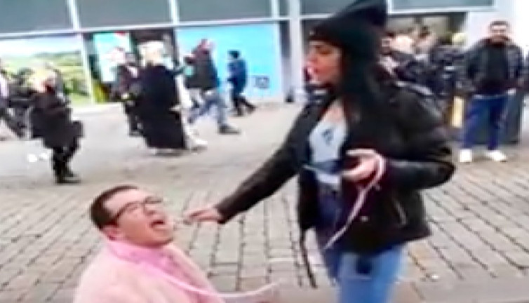 Bir kadın, tasmayla dolaştırdığı adamın ağzına hem tükürdü hem sigarasının külünü döktü...