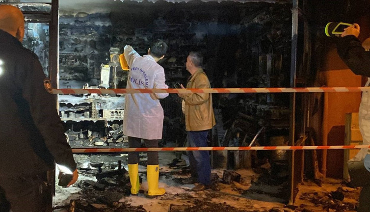 Elektronik malzemeler de satan hobi dükkanında yangın