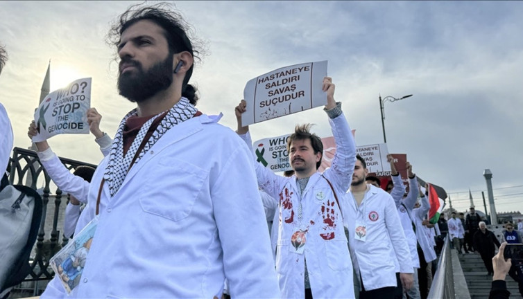 Sağlık çalışanları Gazze için "sessiz yürüyüş" düzenledi
