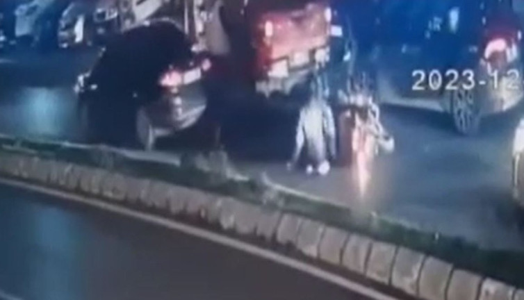 Trafikte tartıştığı sürücülere geri geri gelerek çarptı