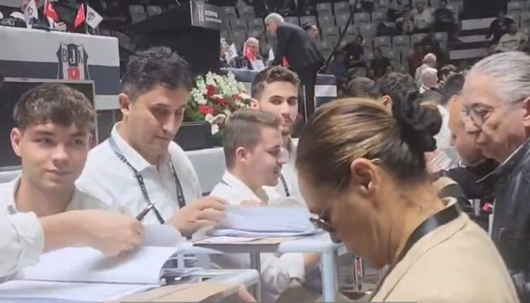 Beşiktaş'ın kongresinde sandık görevlisi onu karşısında görünce şaştı kaldı