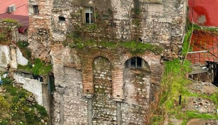 Bu binanın altı Doğu Roma, ortası Osmanlı üstü Türkiye Cumhuriyeti