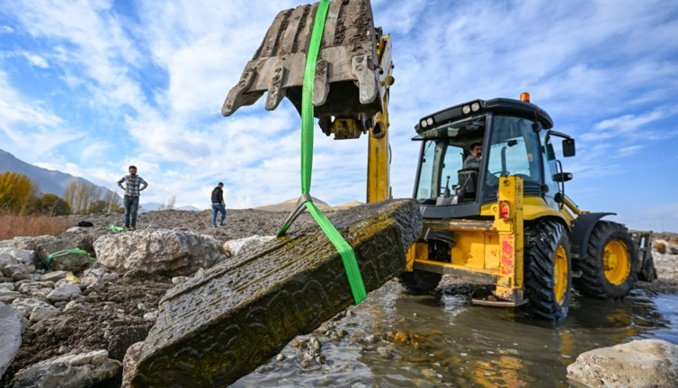 Van Gölü'nün çekilmesiyle ortaya çıktı. Suyun altından tarih fışkırdı