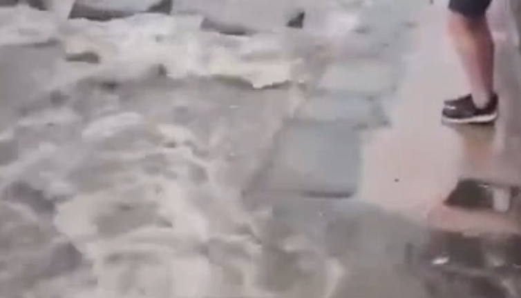 Sel suları şehir içerisinde akarsu gibi kaldı. Antik kentte 2000 yıl önce sele çözüm bulundu