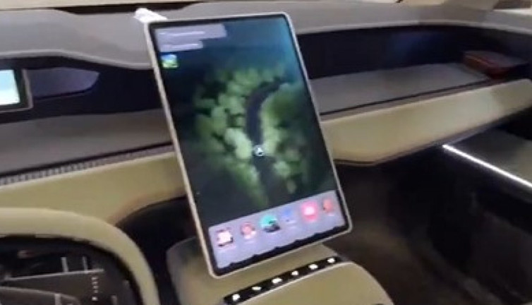 Skoda'nın kapı içlerinde ekran bulunan yeni Vision 7S modeli sosyal medyada yıktı geçti