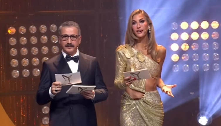 Çağla Şıkel'in dişleri sosyal medyanın diline düştü