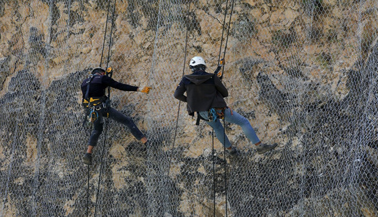Tohma Kanyonu'nun yamaçları çelik ağlarla örülüyor