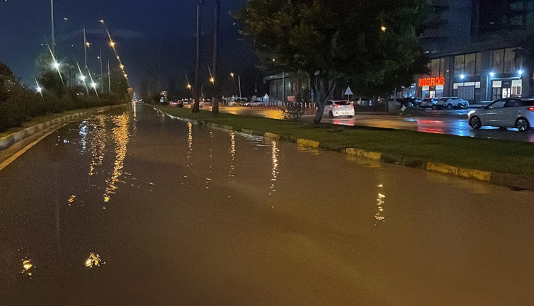 Hatay'da sağanak. Cadde ve sokaklar suyla doldu