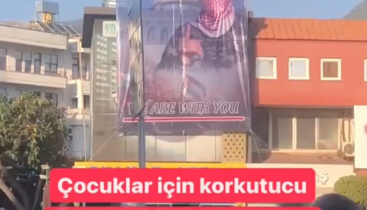 Hamas sözcüsünün afişi Alanya'yı karıştırdı. Halk tepki gösterdi