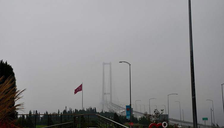 Sis bastırdı. Osmangazi Köprüsü adeta görünmez oldu