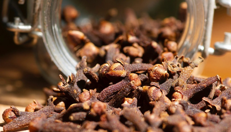 Karanfil saçlara iyi gelir mi