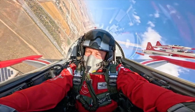 Hava Kuvvetleri Komutanı Orgeneral Kadıoğlu ‘Türk Yıldızları’ ile uçtu