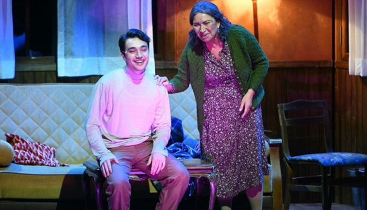 Burak Dakak tiyatro oyununda kaza geçirdi. Apar topar hastaneye kaldırıldı