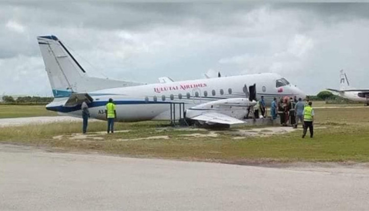 Yolcu uçağı pistten çıktı. Beton bariyere çarparak durdu