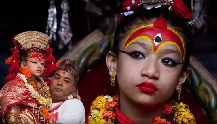 Tanrıça diye tapıyorlar ama maruz kaldıkları tüyler ürpertici. Binlerce yıllık gelenekte küçük kız çocukları istismar ediliyor