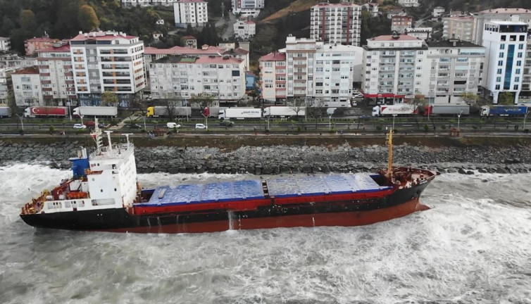 Artvin’de karaya oturan geminin onarım çalışması sürüyor