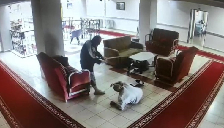 Huzurevinde bastonlu cinayet 90 yaşındaki adamı bastonla öldürdü