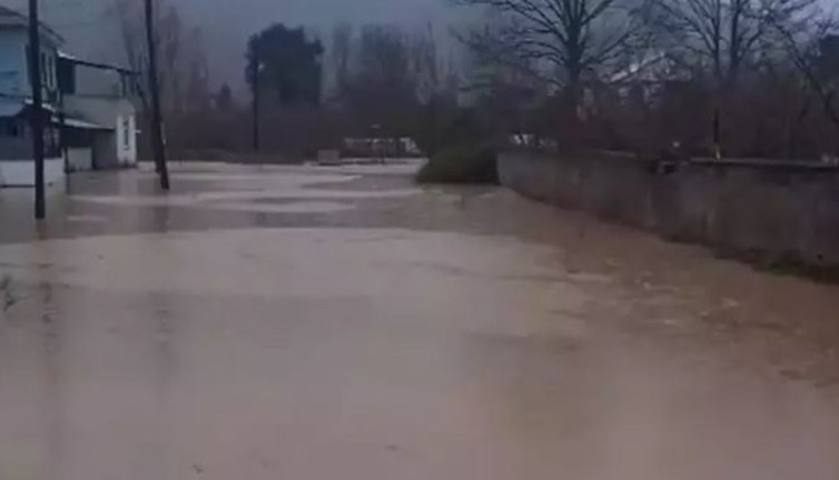 Düzce'yi sağanak vurdu: Dereler taştı, evleri su bastı, doğal gaz boruları patladı