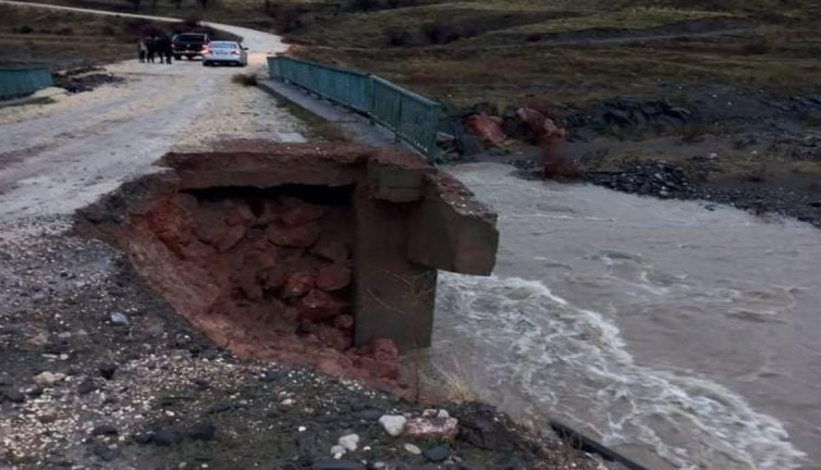 Aşırı yağışlar köprüyü böyle göçertti
