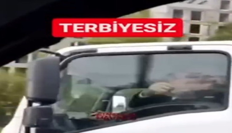 Belediyeye ait bir çöp kamyonu trafikte sıkıştırdığı otomobil sürücüsüne bir de el hareketi çekti