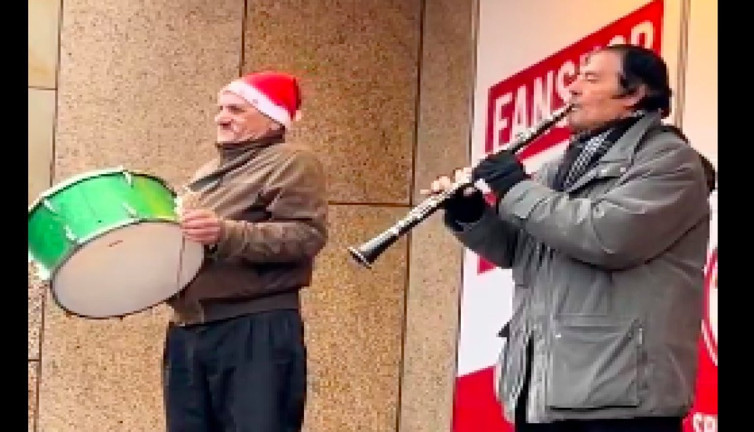 Gurbetçiler Davul-Zurna İle Jingle Bells Çaldı!