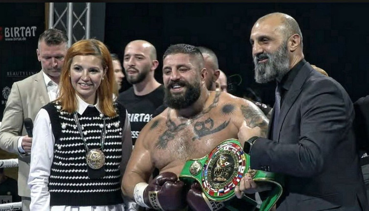 Şener Üşümezsoy'un öğrencisinin çalıştırdığı Umut Camkıran rakibini yere serdi. 20 maç 20 galibiyet 19 nakavt